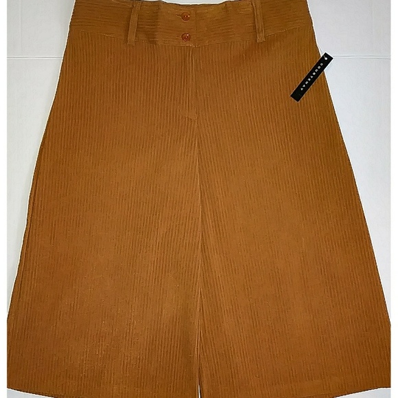 🌟BRAND NEW! Courtnay Dressy Capri's - Picture 4 of 6